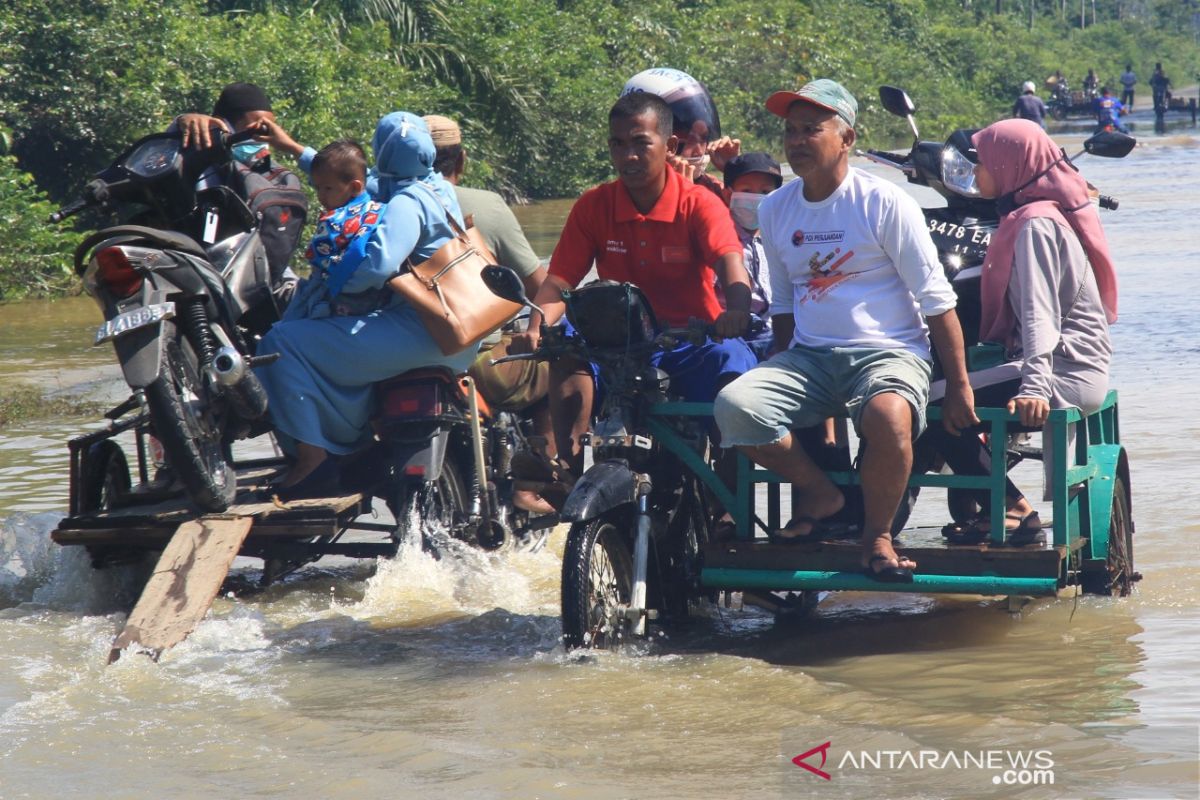 Jasa angkut kereta melintasi banjir