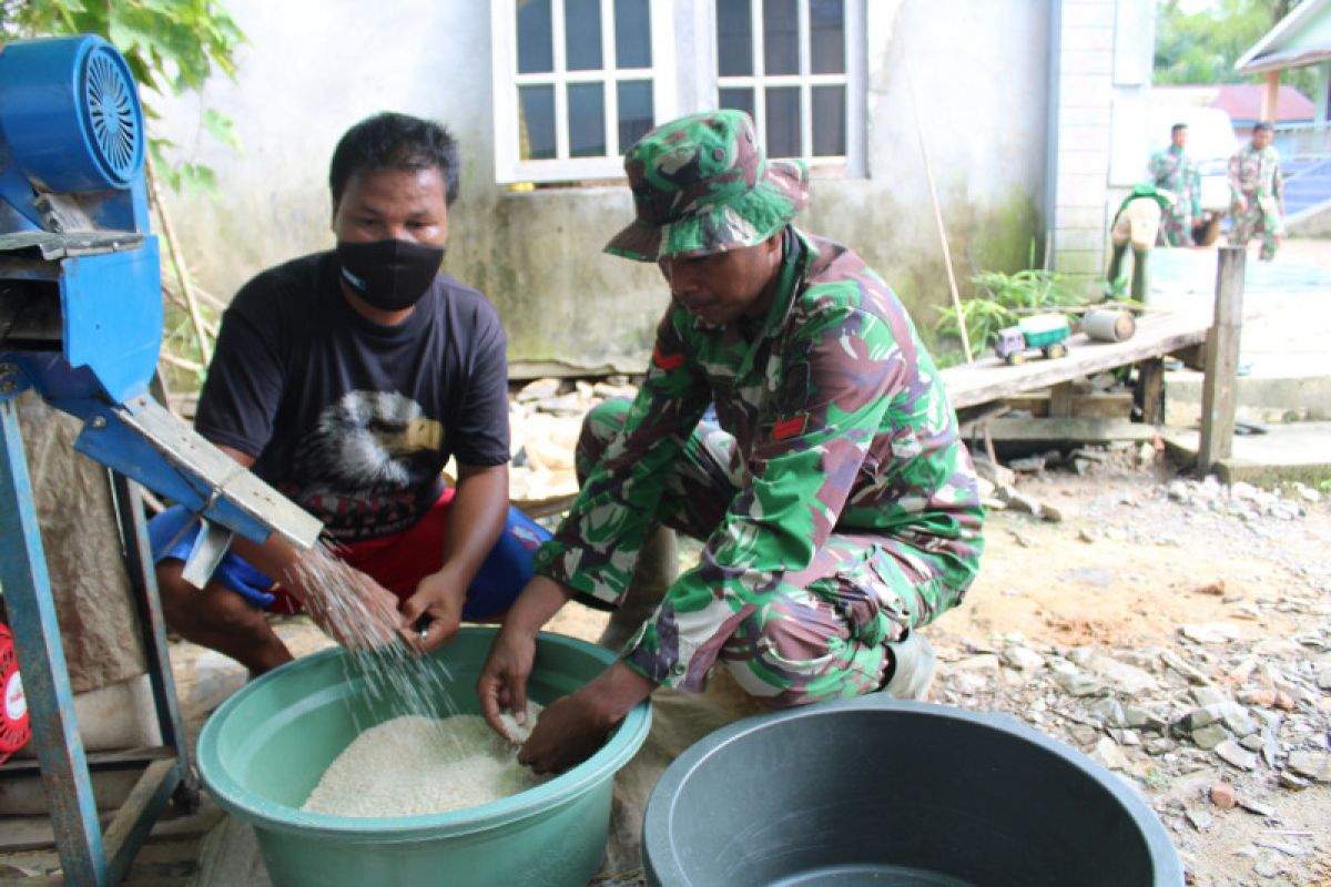 Prajurit TMMD bantu warga giling padi