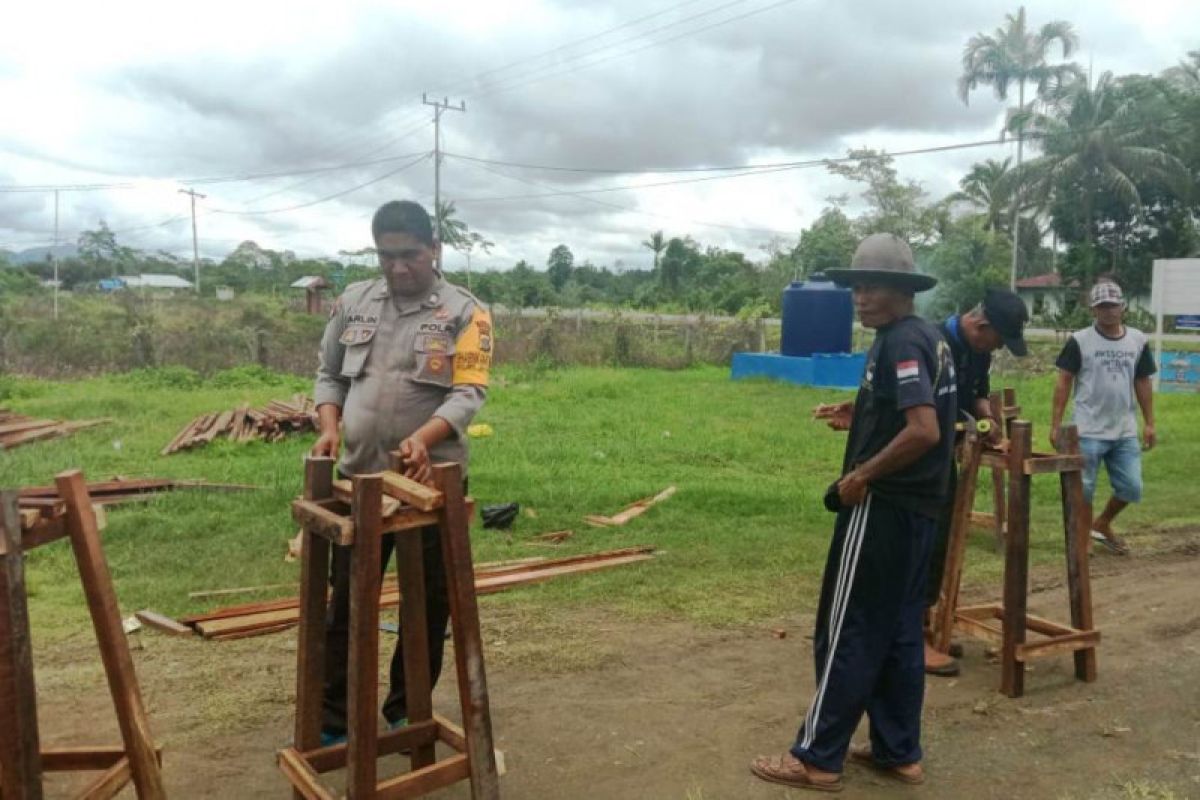 Polsek Kaureh-aparat Kampung Ongan Jaya buat tempat cuci tangan cegah COVID-19