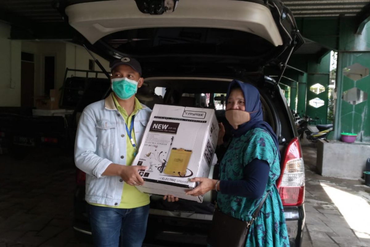 LPMK se-Kota Surabaya dibekali satu paket  penyemprot disinfektan