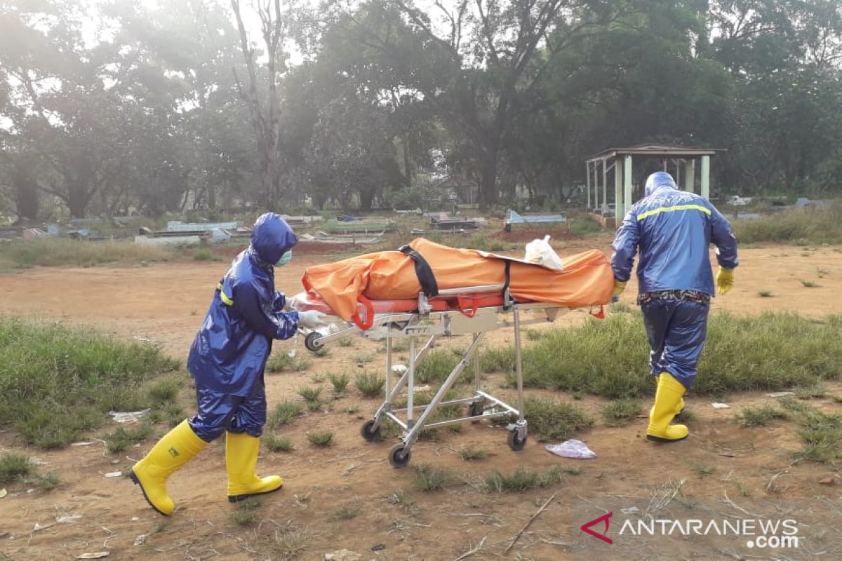 ASN Karawang meninggal diperlakukan mirip korban COVID-19 saat dikubur