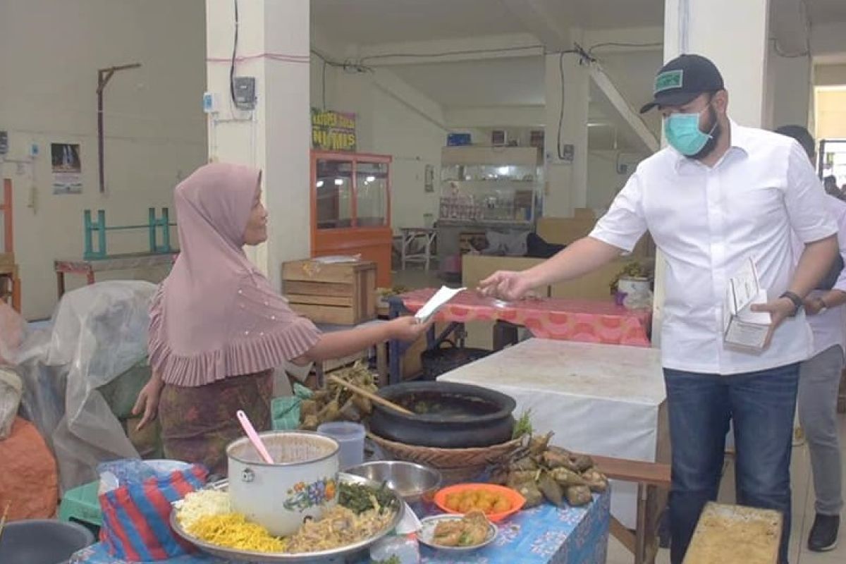 Pemkot Padang Panjang semprotkan disinfektan serta bagikan masker di Pasar