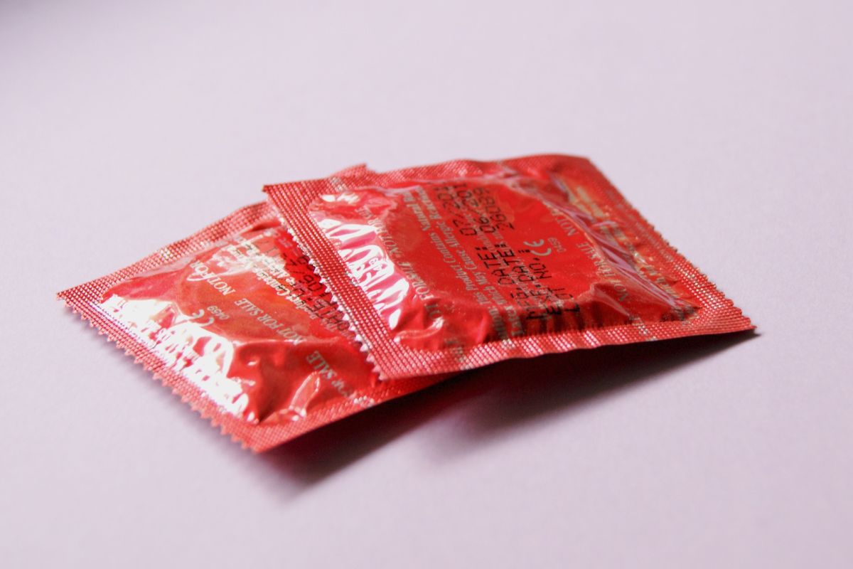 Pasokan kondom dunia anjlok gara-gara virus corona