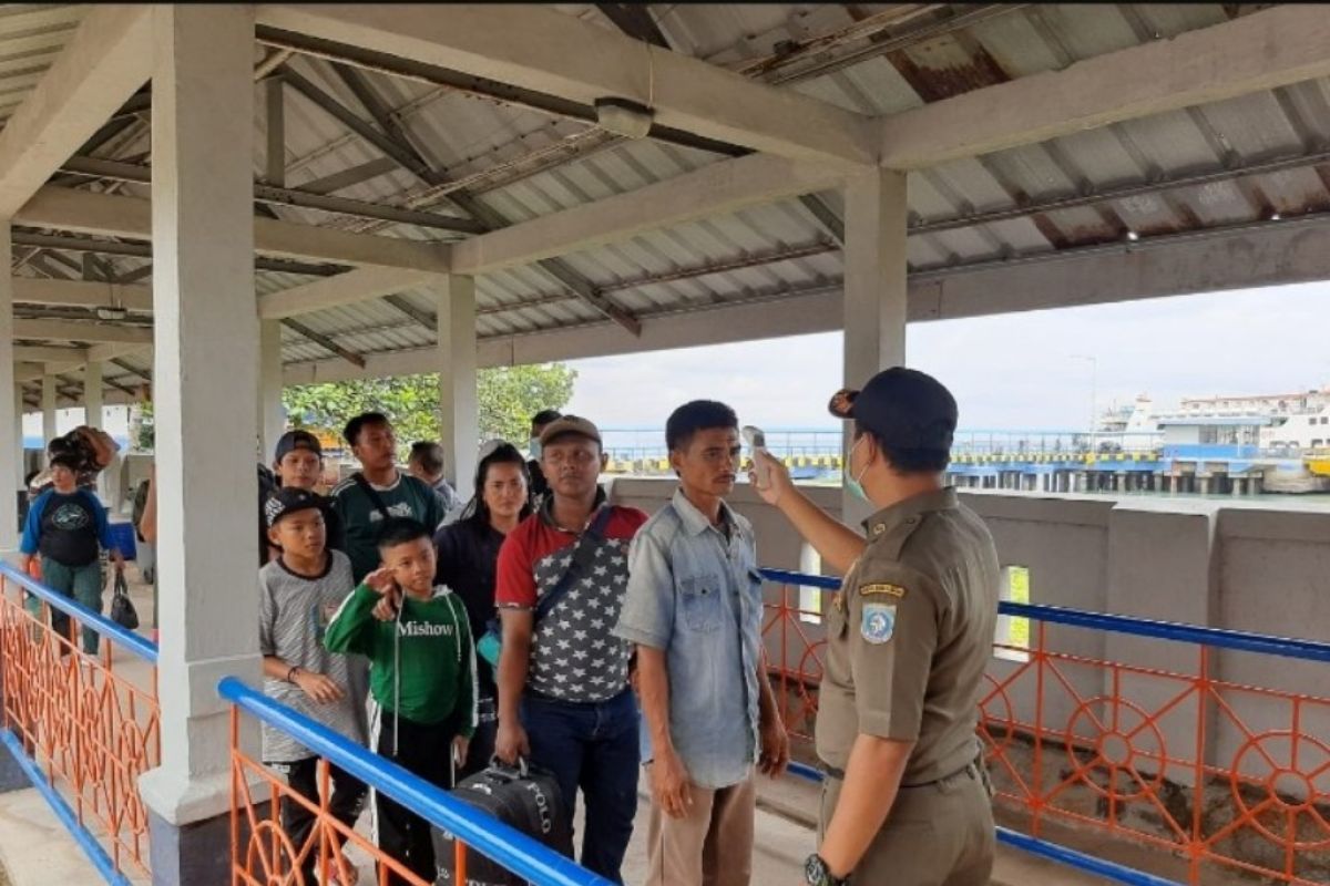Satgas penanggulangan COVID-19 cek penumpang di Pelabuhan Tanjungkalian Mentok