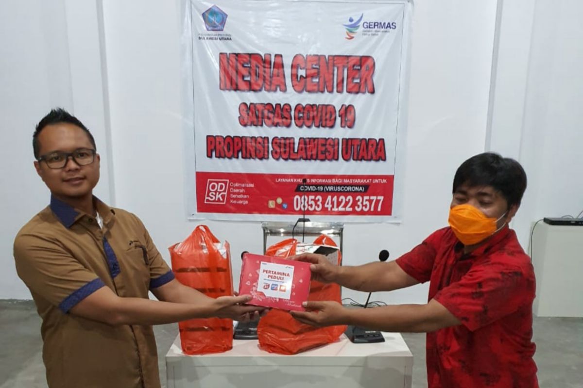 Pertamina membagikan makanan bagi peliput COVID-19 Manado