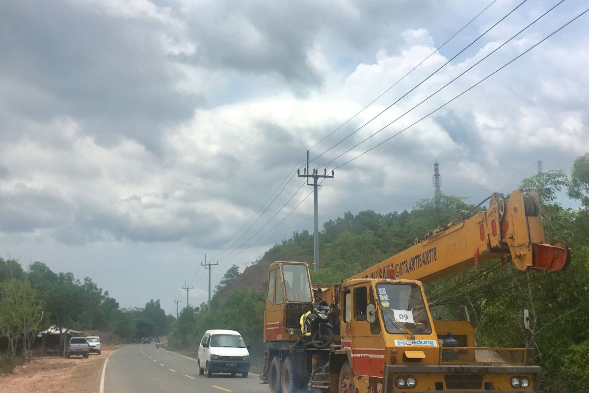 Alat berat keluar dari kawasan pembangunan RS Galang