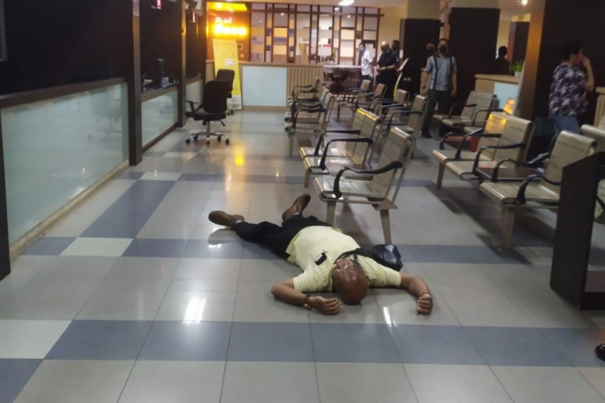 Petugas evakuasi warga pingsan di SPKT Polda Metro Jaya