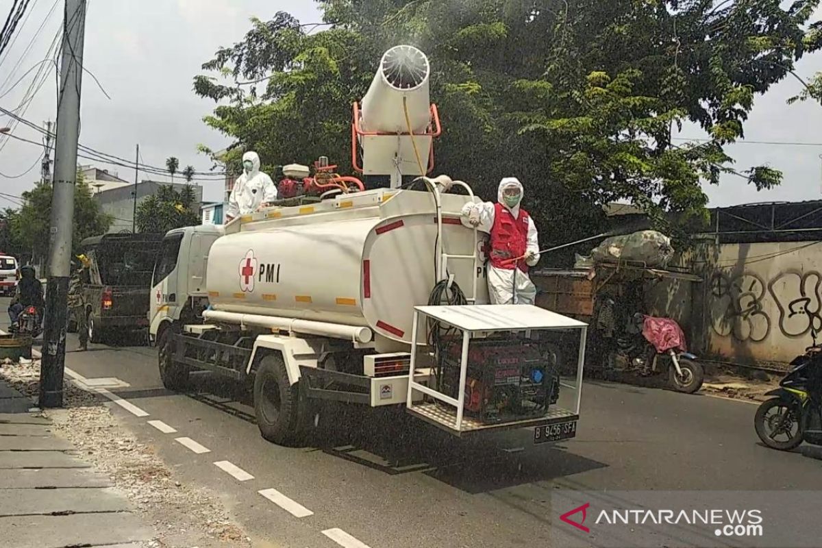 PMI Jakarta Barat kerahkan truk kapasitas 2.400 liter untuk disinfeksi