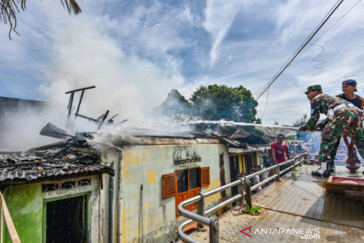 Diduga korsleting listrik, 1 rumah di Padangsidimpuan ludes terbakar