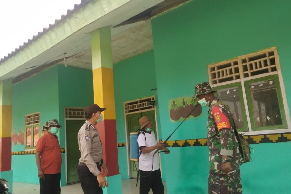 Penyemprotan disinfektan di kampung Way Pisang