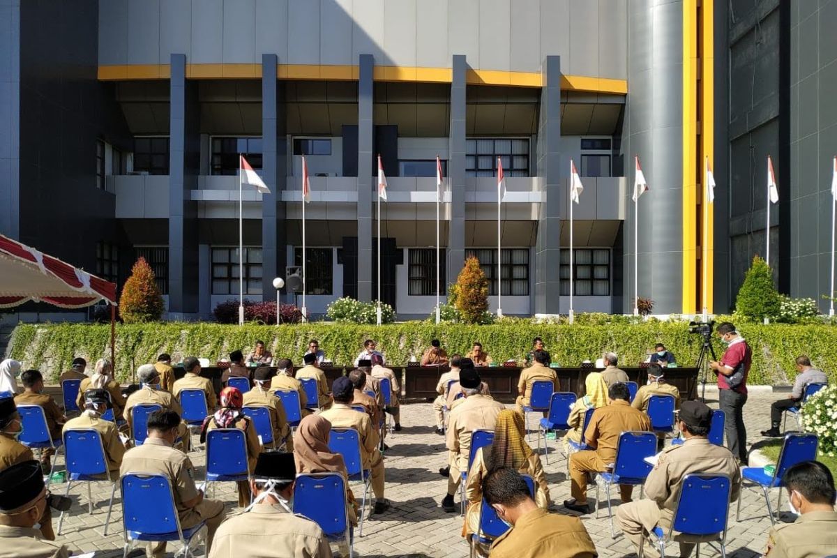 Bupati Lombok Timur minta Polisi menindak tegas warga nekat berkumpul