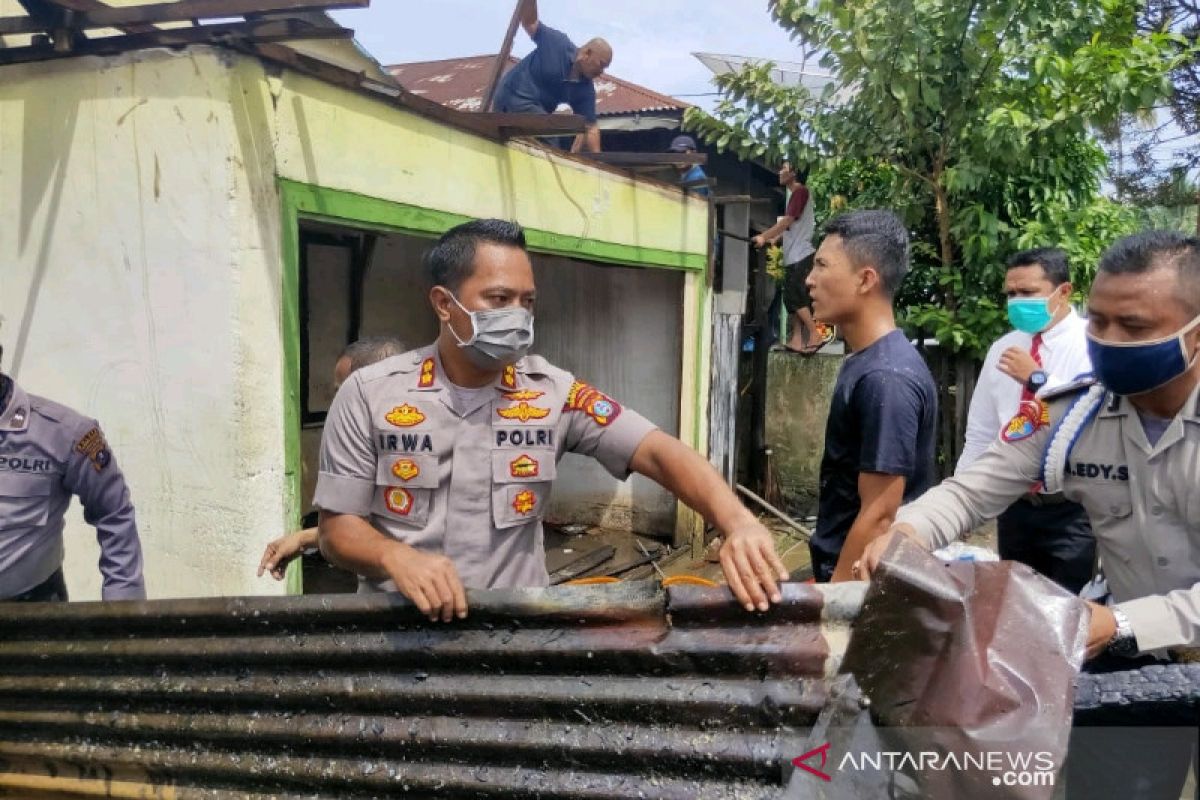 Kapolres Tapsel bantu padamkan kebakaran di Padangsidimpuan