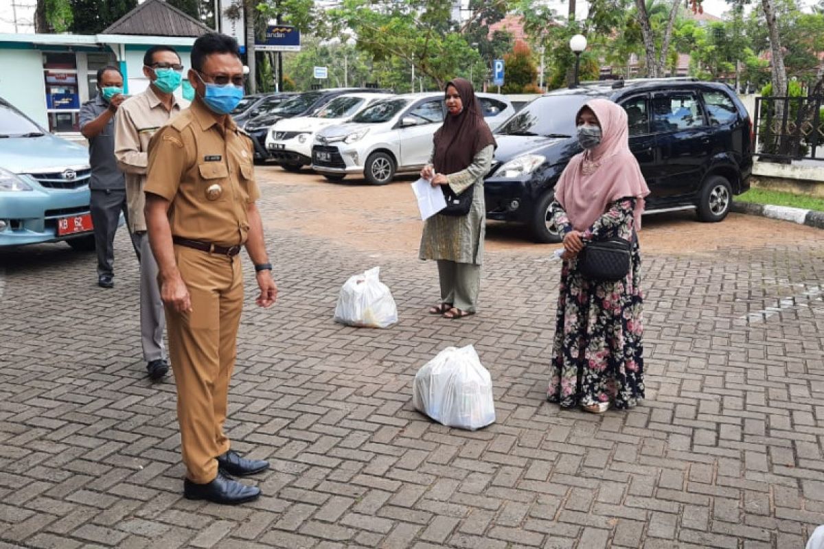 Pemkot Pontianak berikan bantuan sembako kepada 610 pedagang kantin sekolah