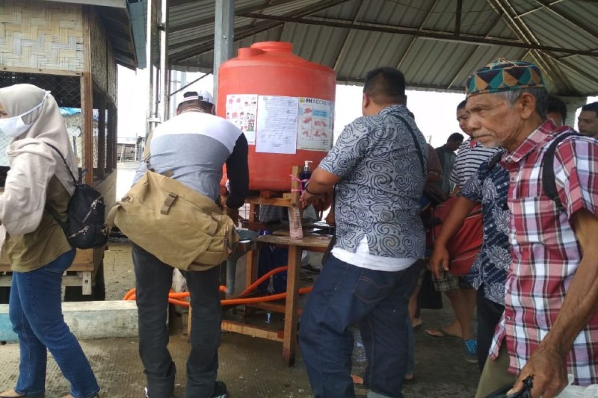 Warga Secanggang Langkat semprot disinfektan tamu yang datang dan rumah ibadah