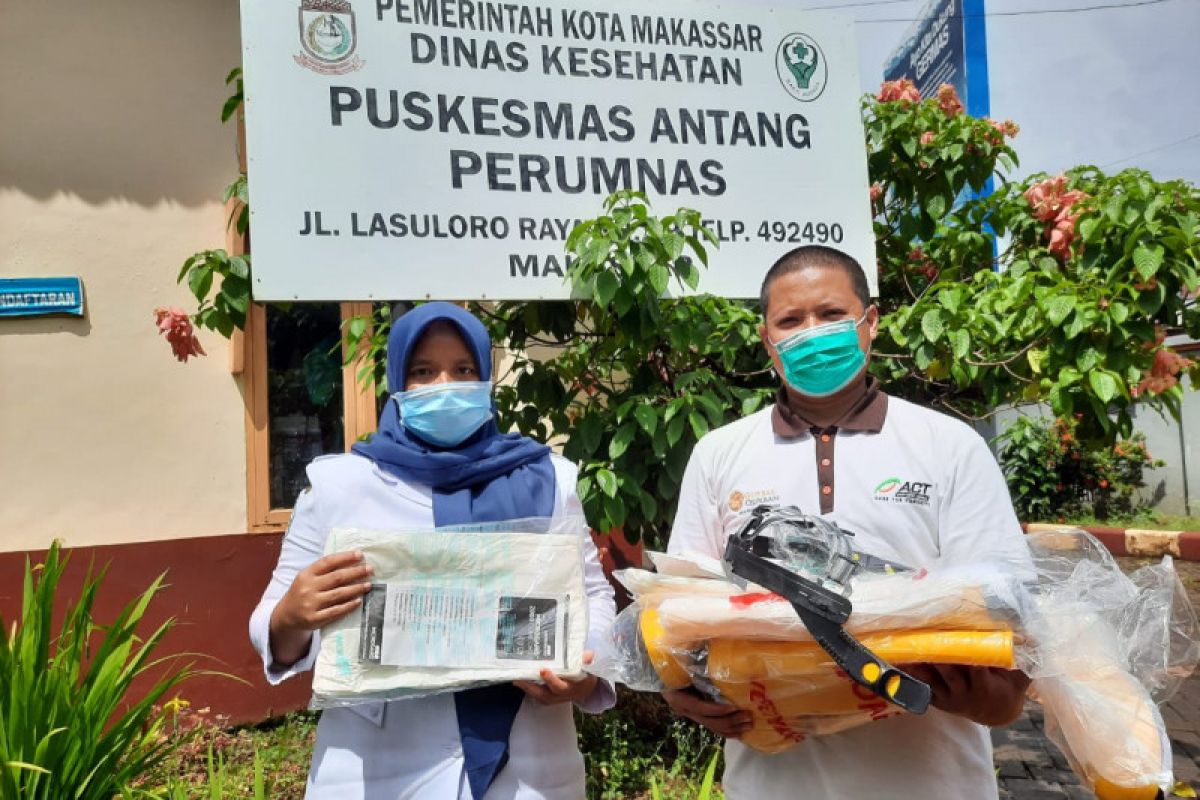 ACT Sulsel salurkan bantuan APD ke sejumlah puskesmas di Makassar