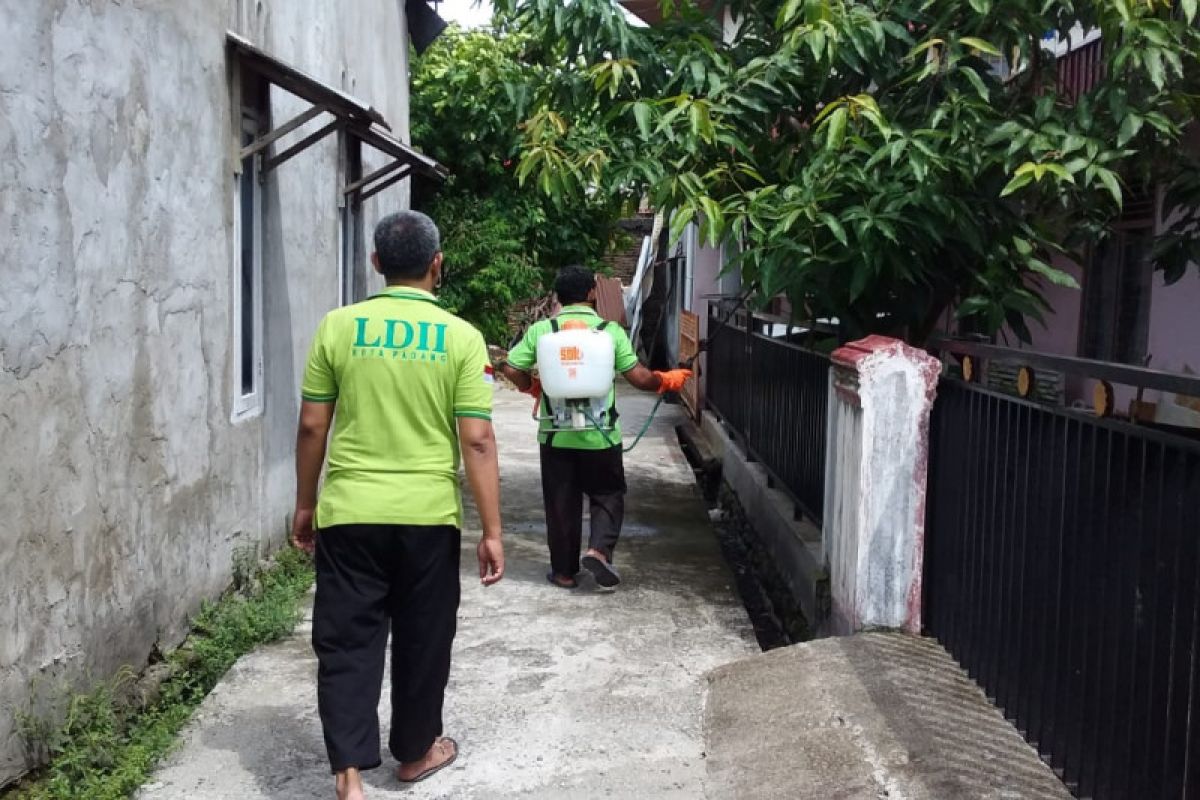 LDII Padang semprotkan cairan disinfektan antisipasi penyebaran COVID-19