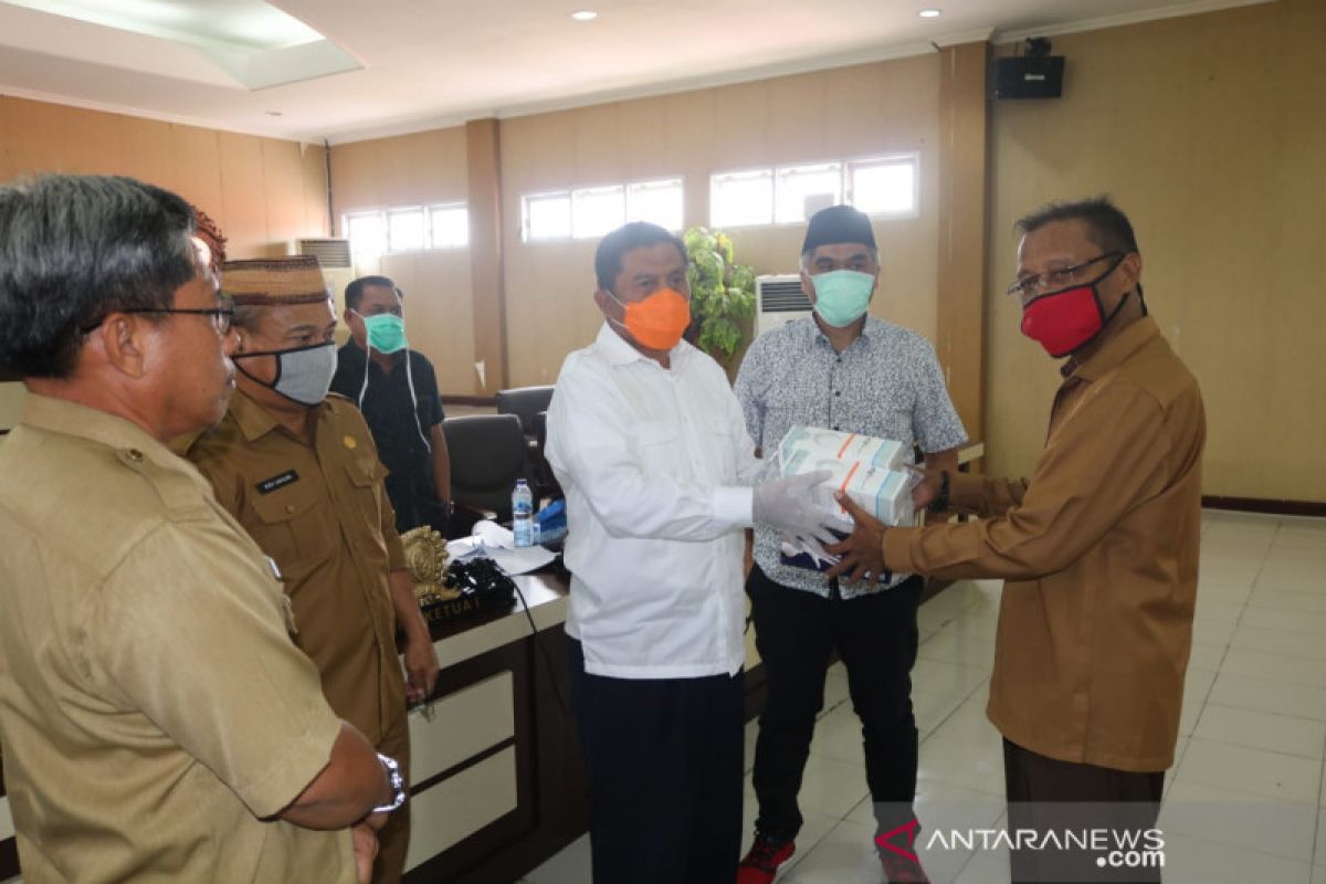 F-NasDem Gorut serahkan APD bantuan Wakil Ketua DPR Rachmat Gobel