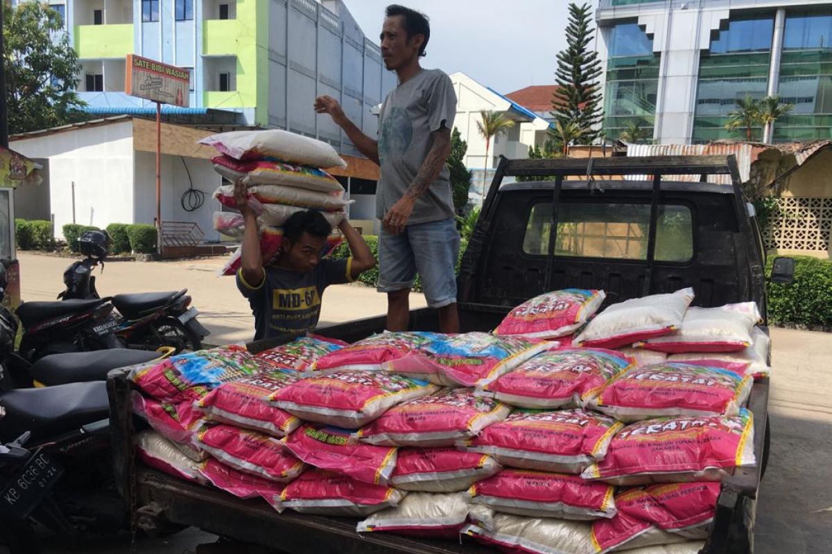 Jurnalis Pontianak berikan paket sembako masyarakat terdampak COVID-19