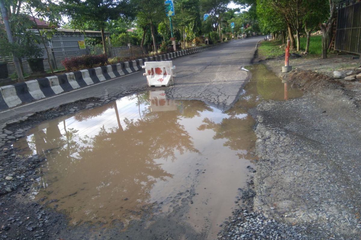 Jalan trans Kalimantan diharapkan segera perbaikan