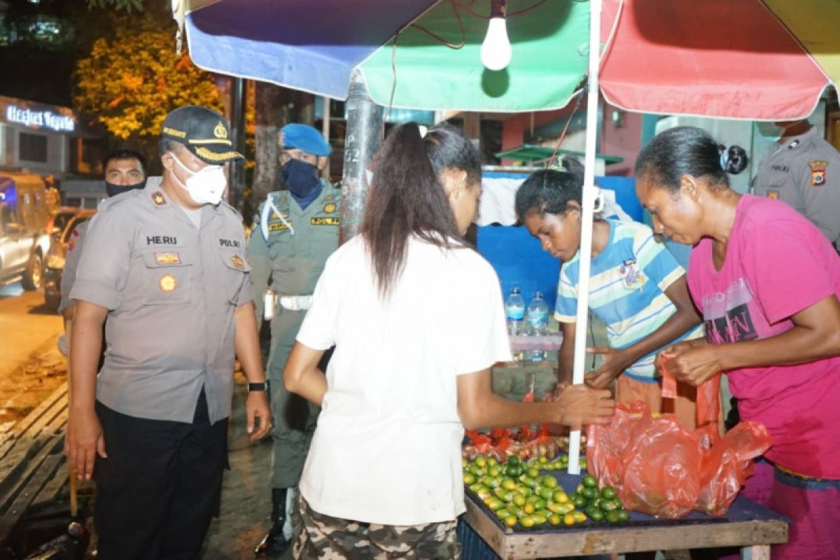 PKL di Kota Jayapura dibubarkan polisi karena berjualan malam