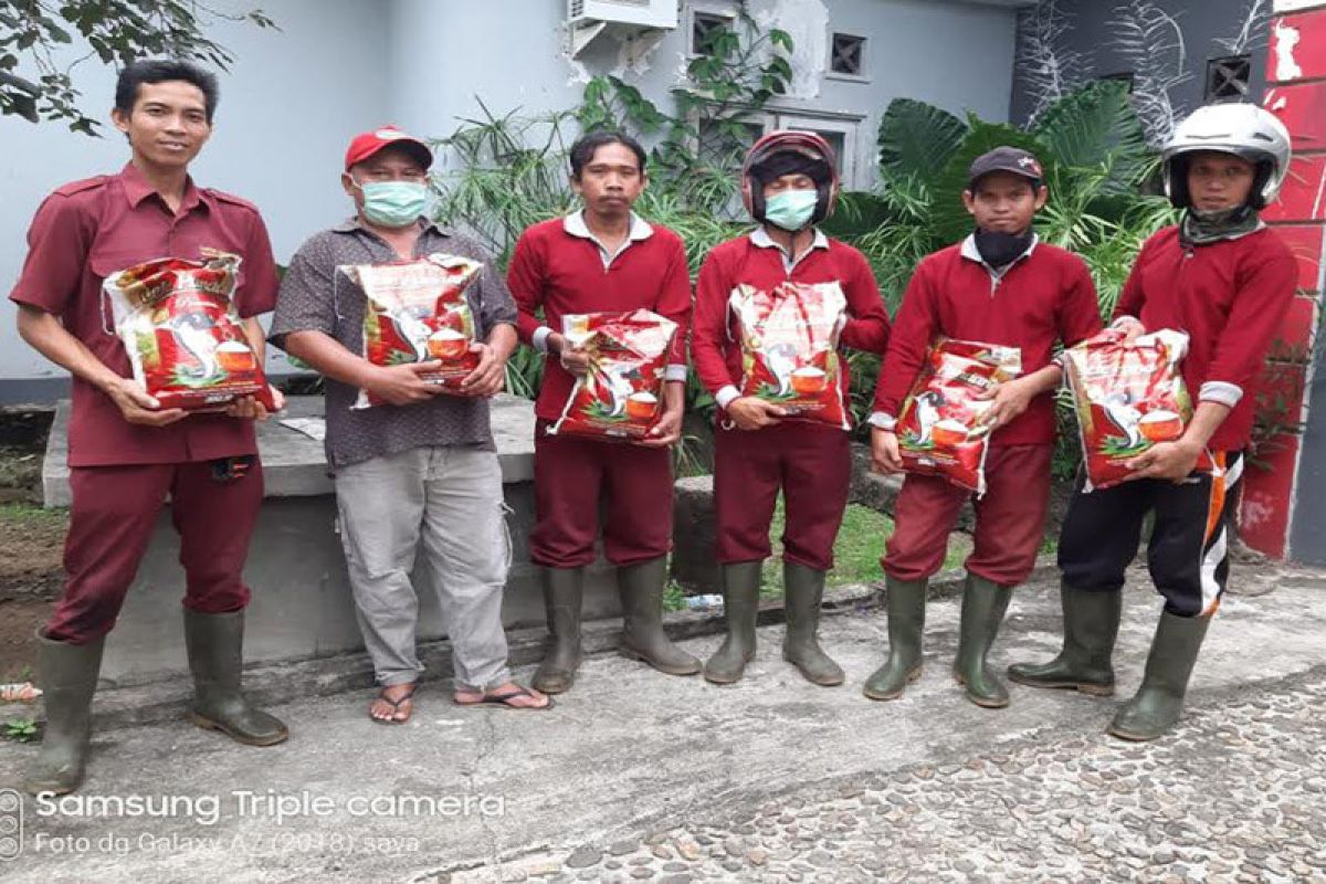 Tetap bekerja selama covid-19, petugas kebersihan di Bartim dapat bantuan beras