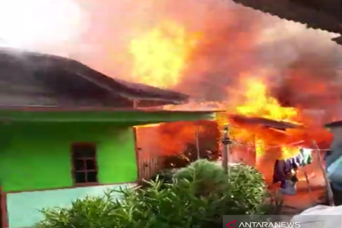 Anak kelainan jiwa sebabkan dua rumah terbakar, tiga terpaksa dirusak di Parbubu Tarutung