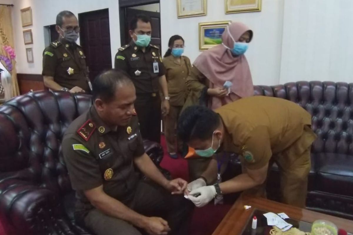 Jajaran Kejati Sumut jalani tes cepat deteksi virus corona