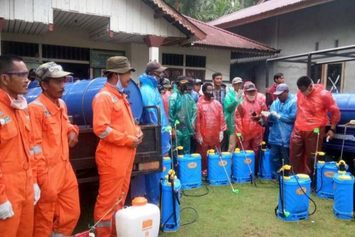 Pemdes Padang Tikar satu bersama masyarakat lakukan penyemprotan disinfektanan