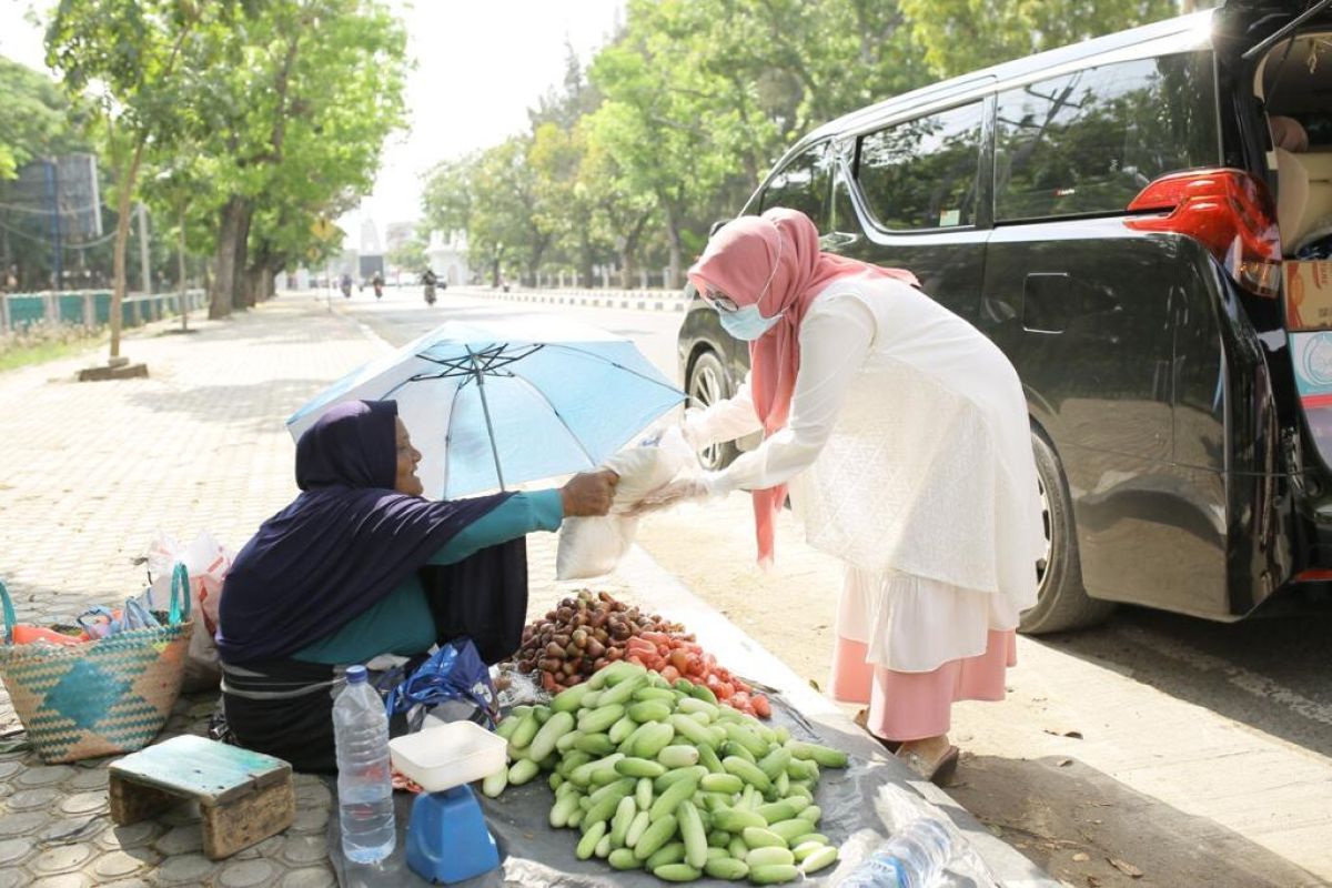 Istri Plt Gubernur Aceh bagi paket sembako untuk masyarakat terdampak