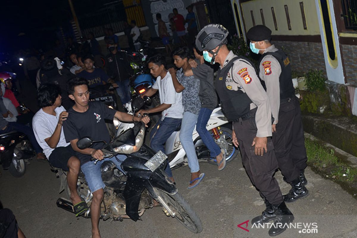 Polisi terus bubarkan kerumunan massa antisipasi Covid-19
