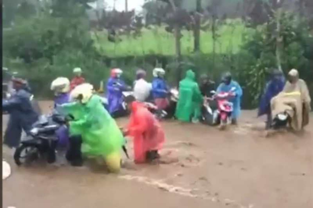 Sejumlah sepeda motor terjebak banjir di Jalan Kertek-Kledung Wonosoba