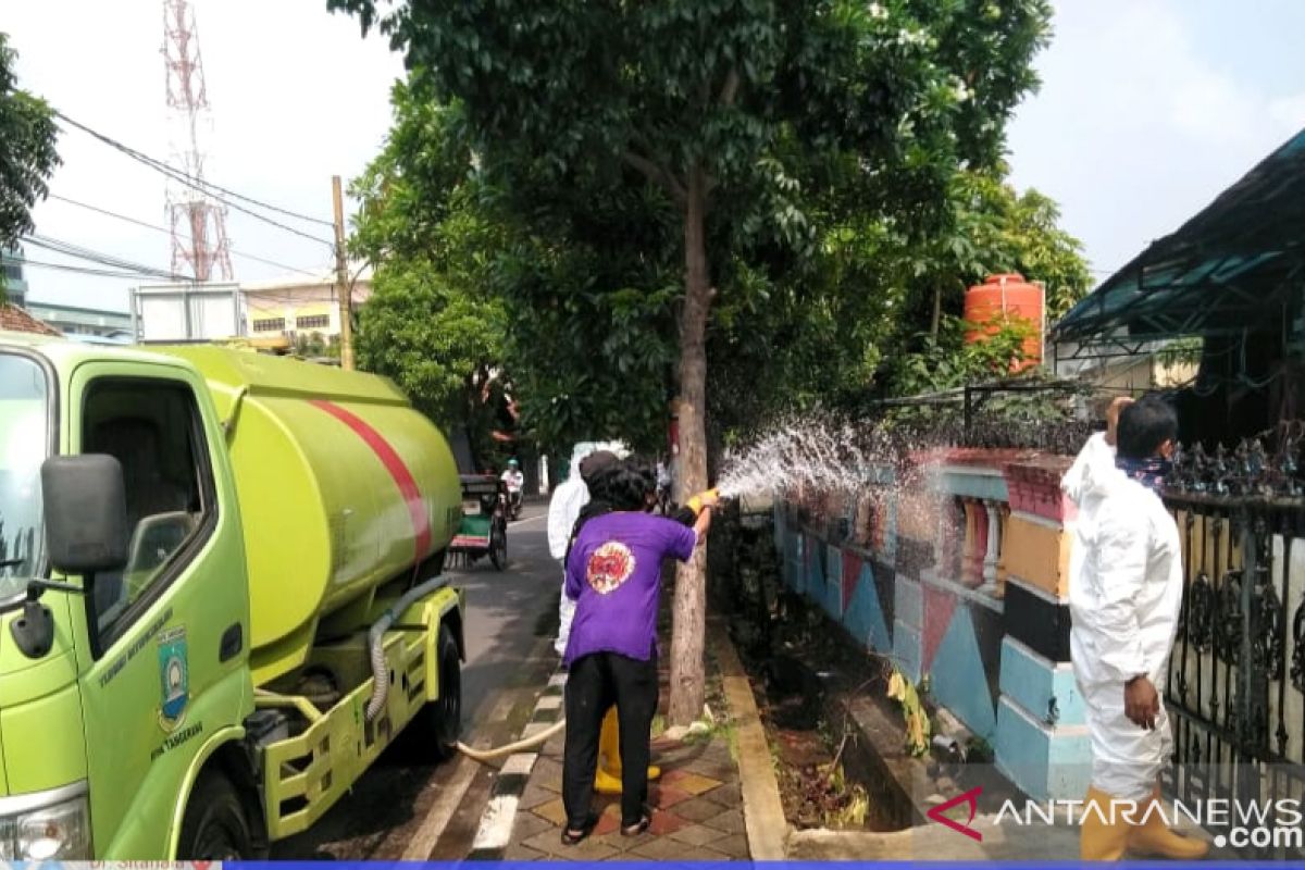 Pertamanan Pemkot Tangerang sudah kerahkan 100 mobil bantu penyemprotan disinfektan