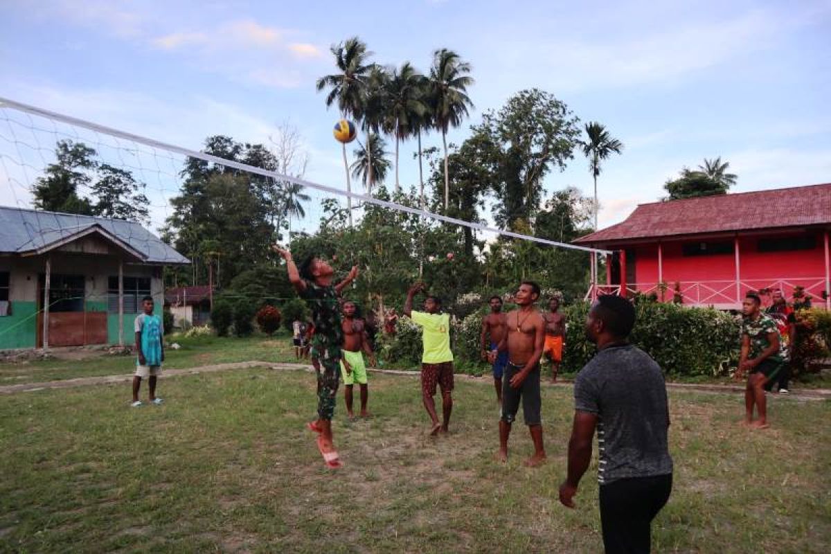 Pemuda kampung Kibay Keerom bermain bola volly bersama anggota Satgas TMMD