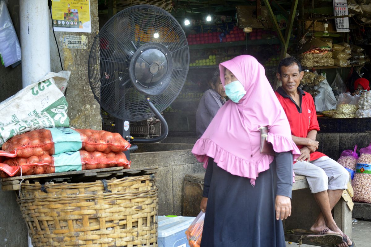 Sejumlah pasar tradisional di Surabaya dipasang kipas penyemprot desinfektan