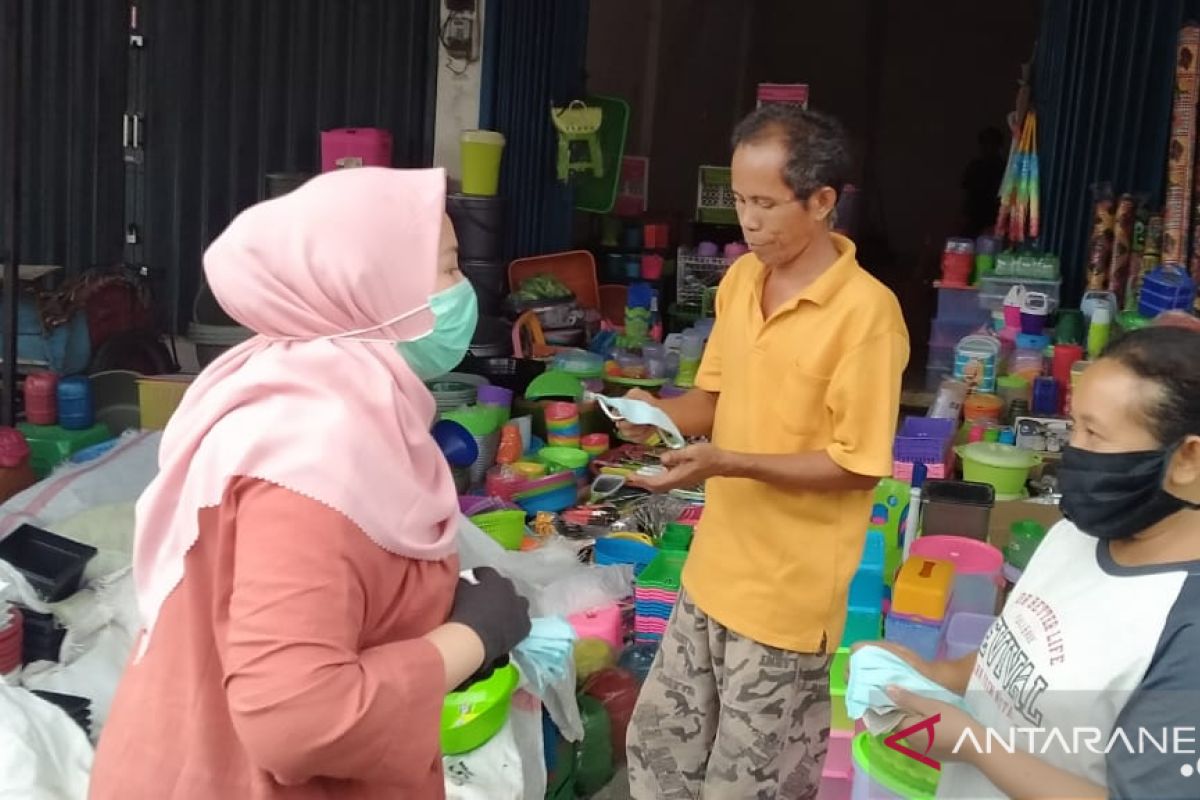 Ketua PKK Pangkalpinang bagikan 1.000 masker dan hand sanitizer