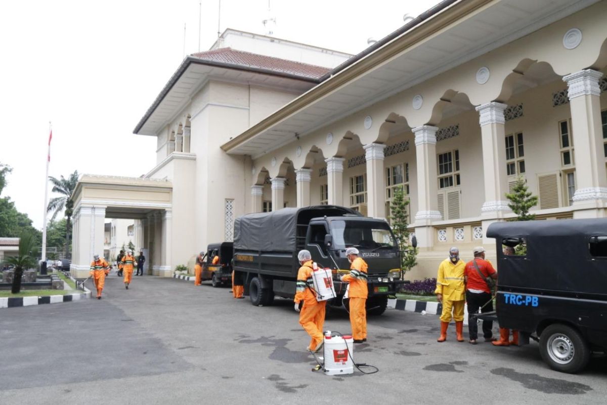 Cegah COVID-19, Kantor Direksi PTPN IV Medan disemprot disinfektan