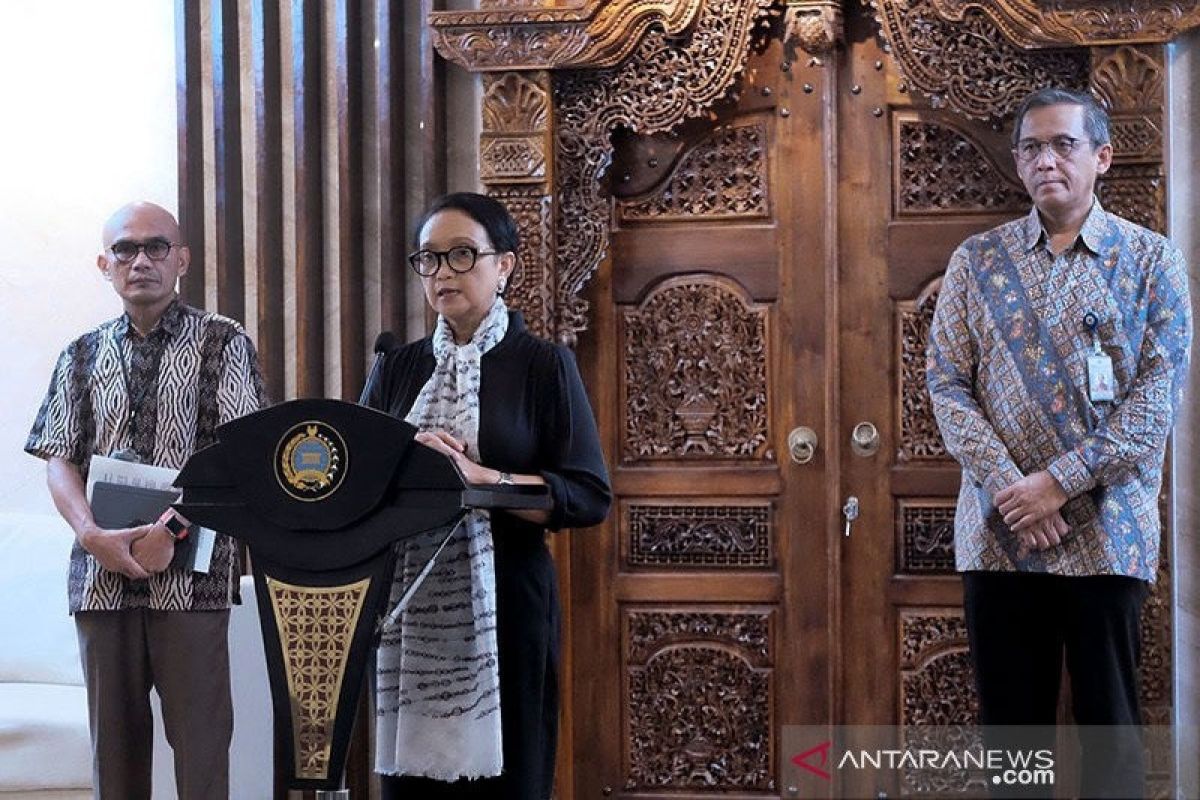 Menlu Retno Marsudi: Ada 122 WNI terjangkit COVID-19 di luar negeri