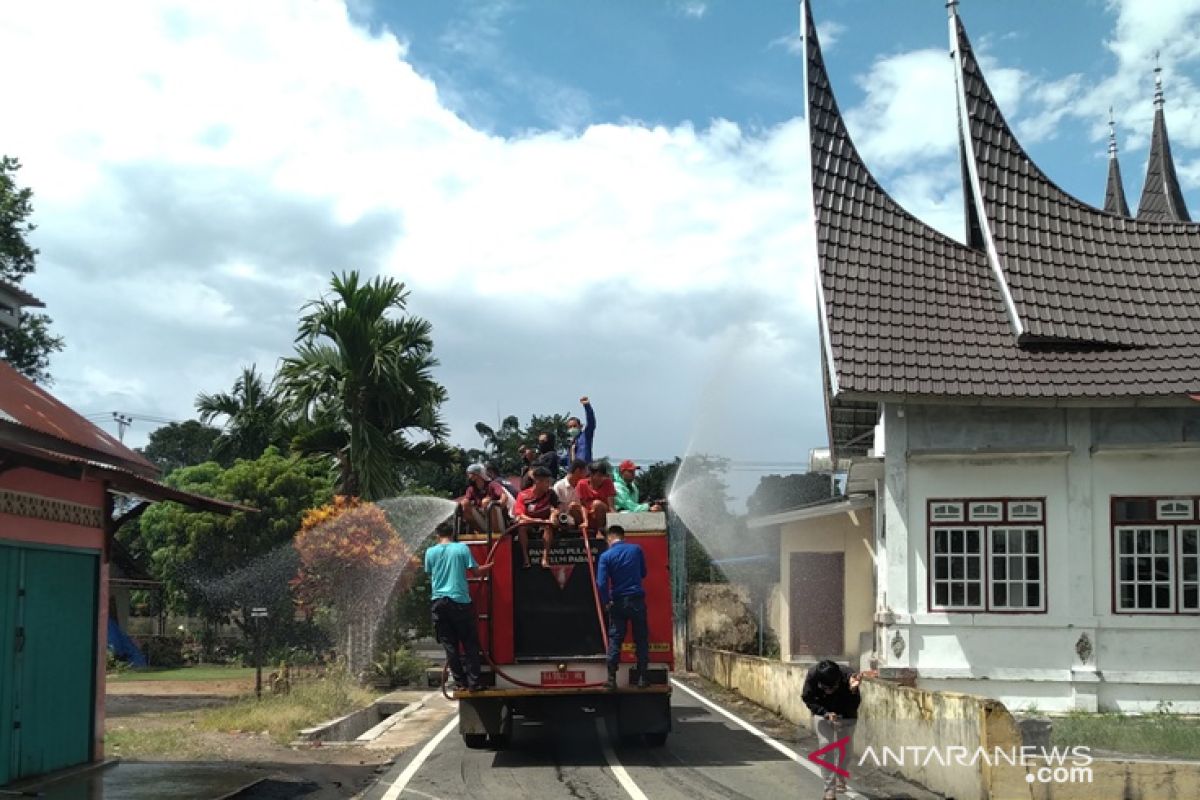 Anggota DPRD Payakumbuh Fahlevi Masni semprotkan disinfektan untuk satu kelurahan