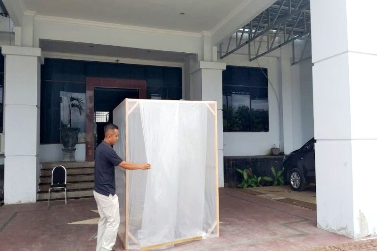 DPRD Seruyan sediakan bilik desinfektan di pintu masuk kantor