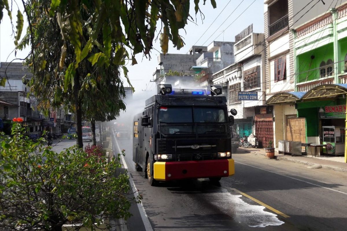 Polres Langkat semprot disinfektan tiga kecamatan