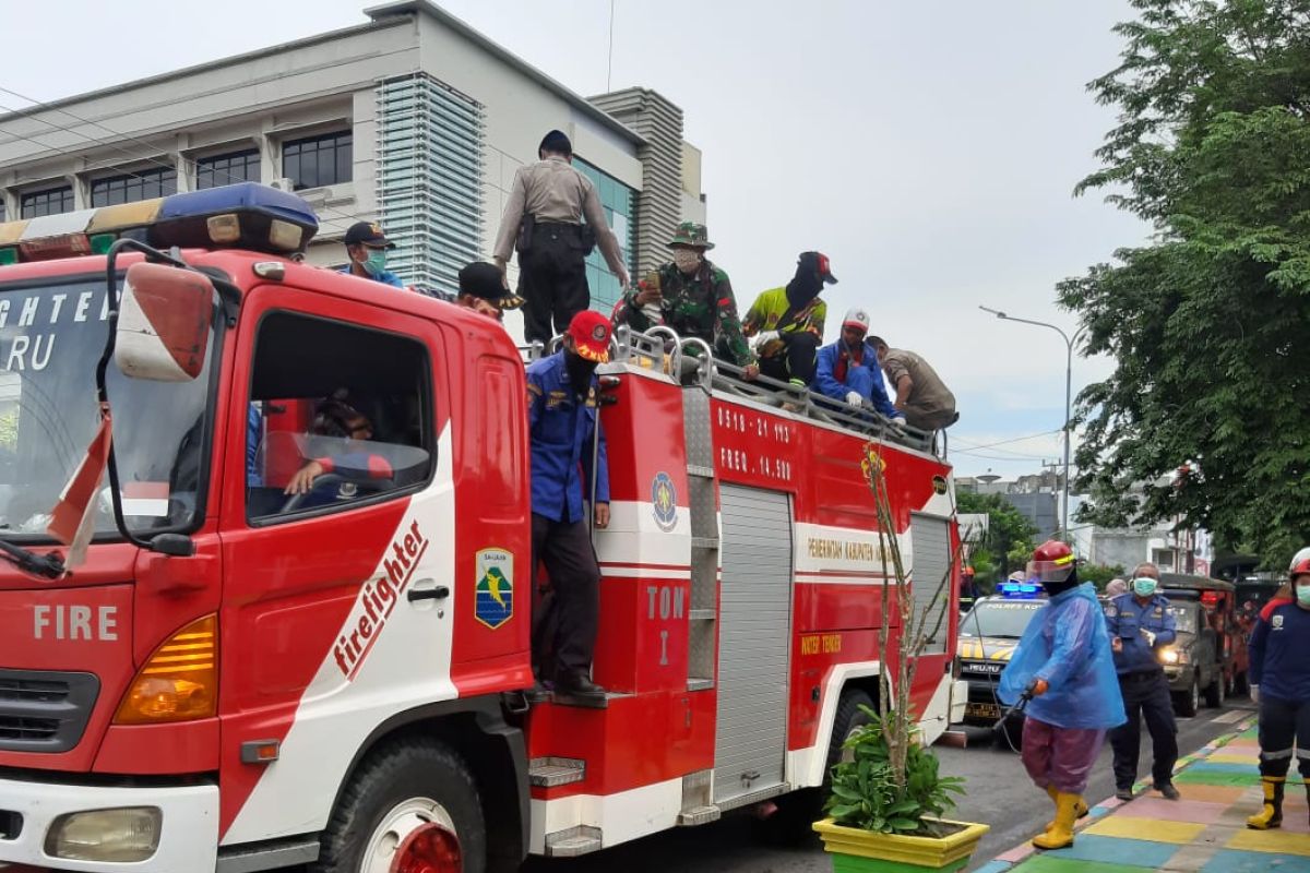 Cegah penyebaran Covid 19, Kotabaru semprot jalan disinfektan