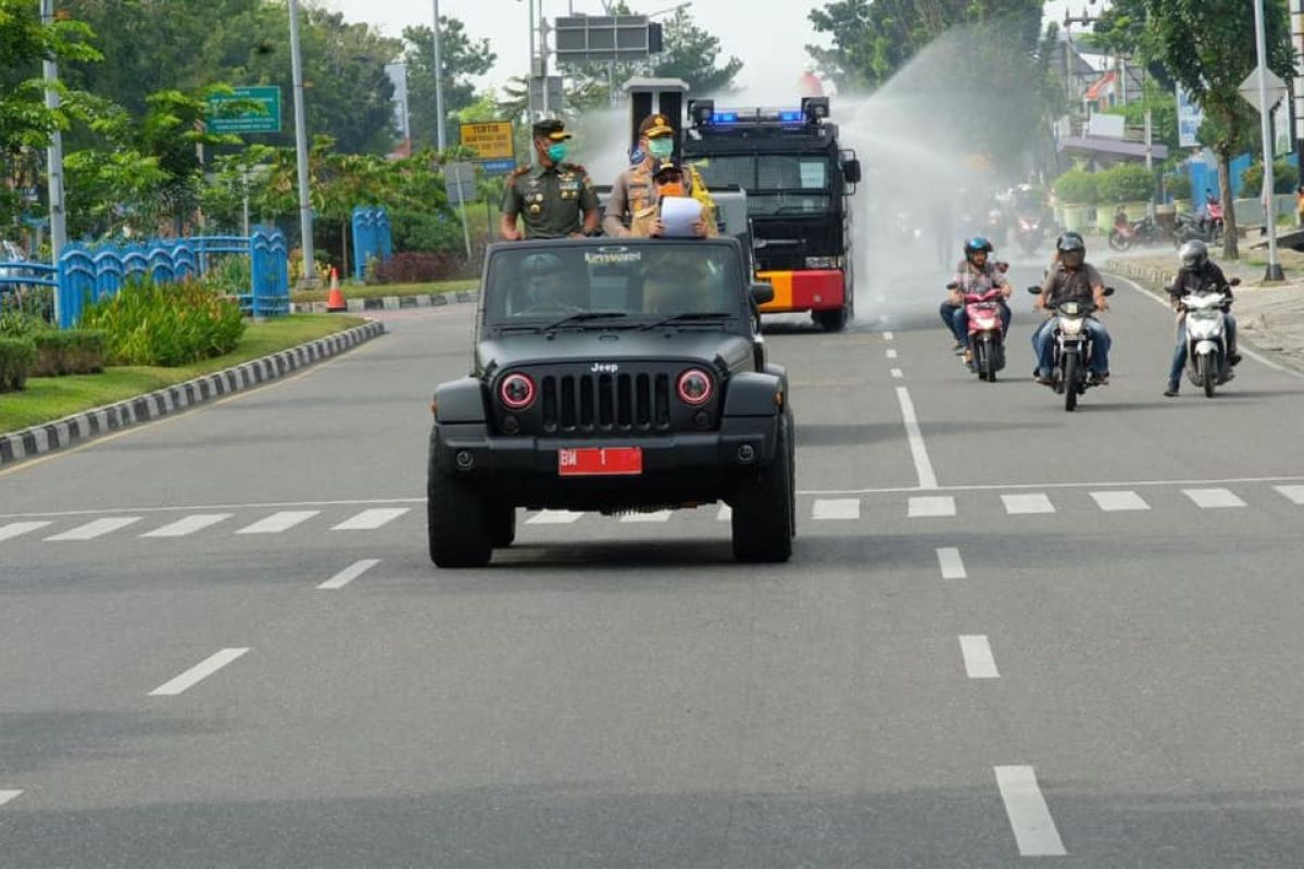 Antisipasi COVID-19, Polres Bengkalis semprotkan cairan disinfektan