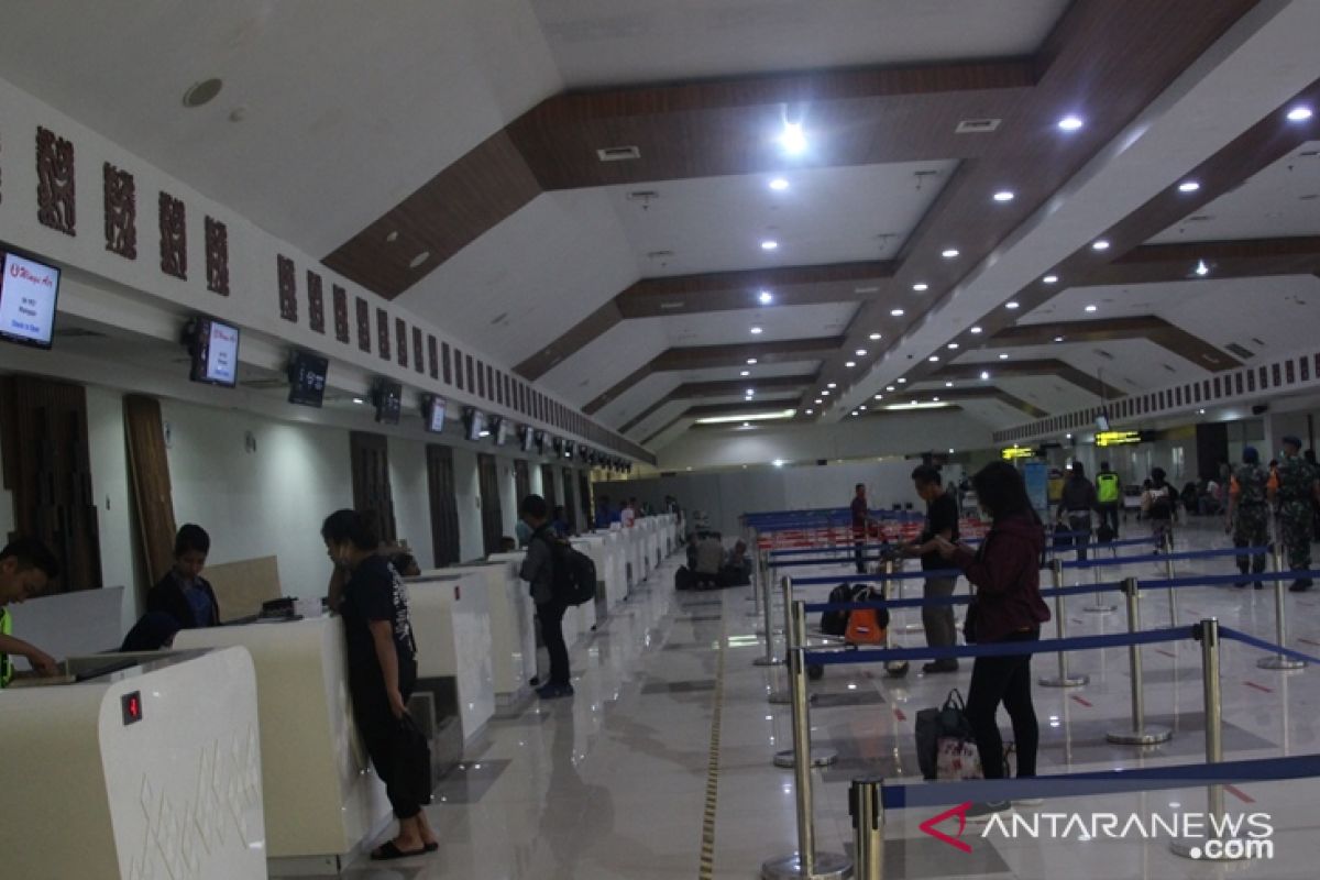 Arus penumpang di Bandara El Tari Kupang anjlok hingga 50 persen