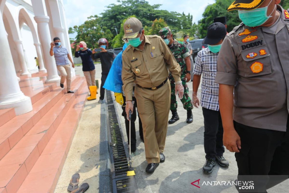 150 lokasi di Siak disemprot disinfektan, bupati ikut turun tangan