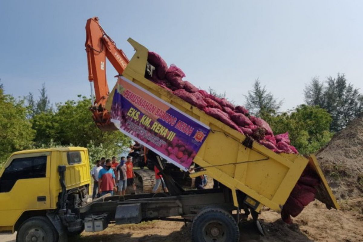 18 ton bawang merah ilegal dimusnahkan