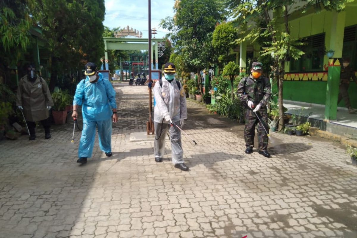 Seluruh wilayah Kota Metro disemprot disinfektan