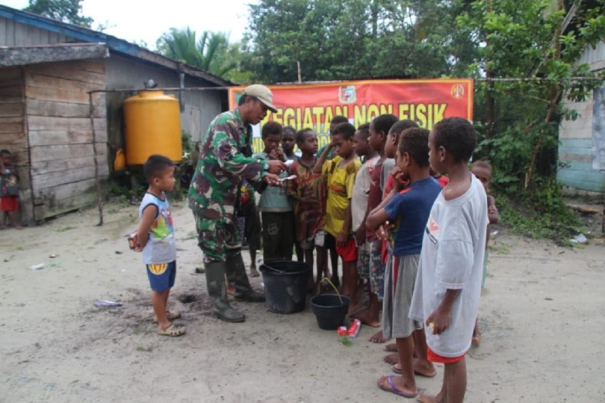 Satgas TMMD  ajari anak-anak kampung Epem Mappi cara sikat gigi