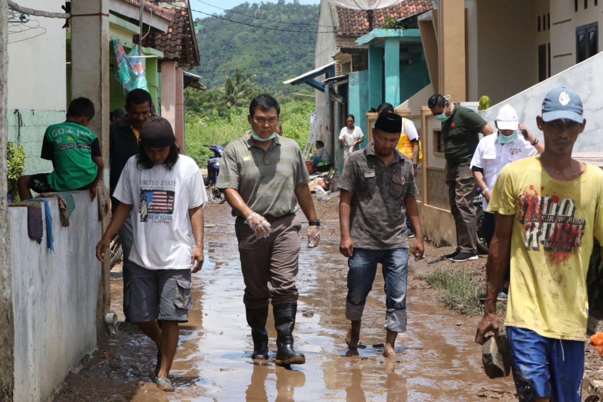 Ketua Pemuda Pancasila Lampung berikan bantuan kepada korban banjir