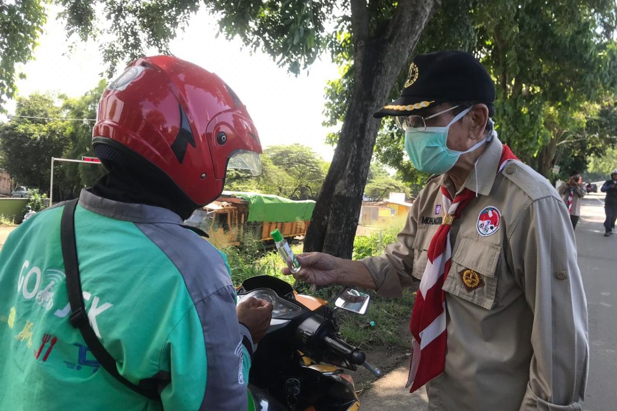 Pramuka Kwarda Banten bagikan 3.000 masker dan cairan pembersih tangan