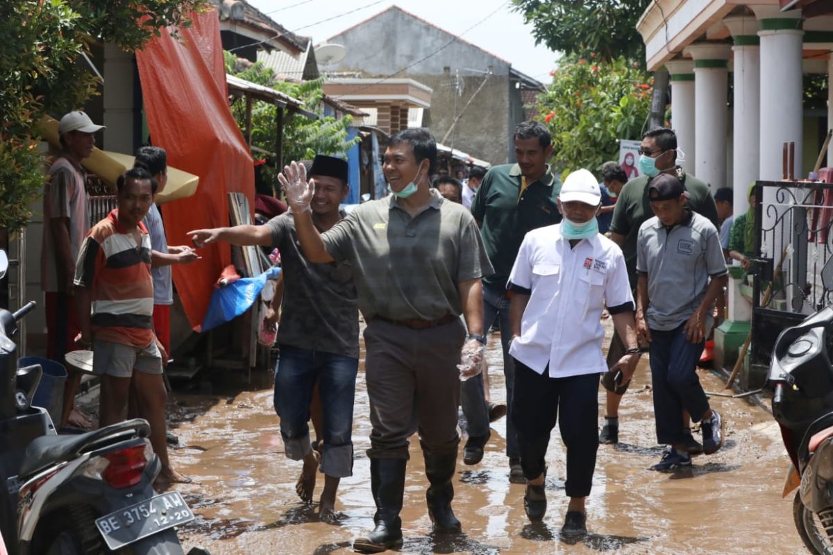 Rycko Menoza berikan bantuan korban banjir di Bandarlampung